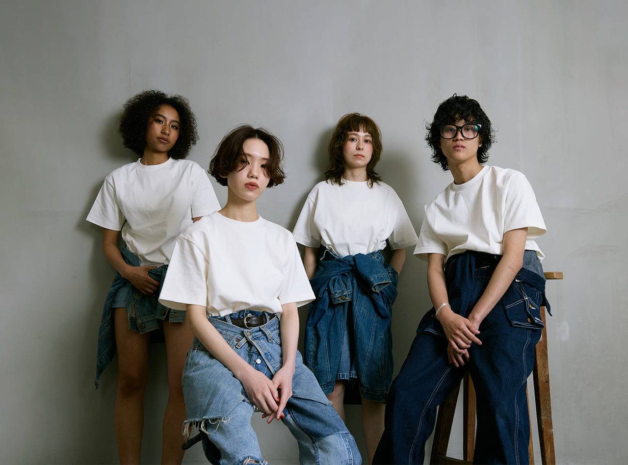 OFF the TOPの白い10oz Tシャツを着用した4人のモデル。デニムと合わせたスタイリングで、肉厚な生地による立体的なシルエットと、男女問わず美しく着こなせるユニセックスなデザインを表現。