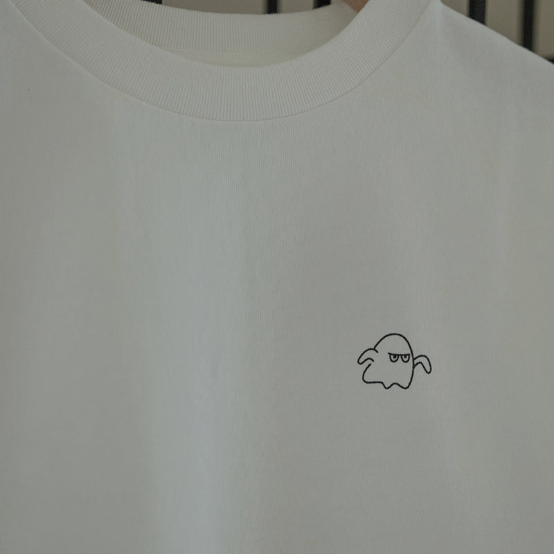 OFF the TOPのホワイトの半袖Tシャツ。左胸部分に、黒い線画で可愛いお化けのキャラクターがシルクスクリーンでプリントされています。