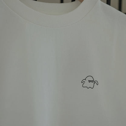 OFF the TOPのホワイトの半袖Tシャツ。左胸部分に、黒い線画で可愛いお化けのキャラクターがシルクスクリーンでプリントされています。